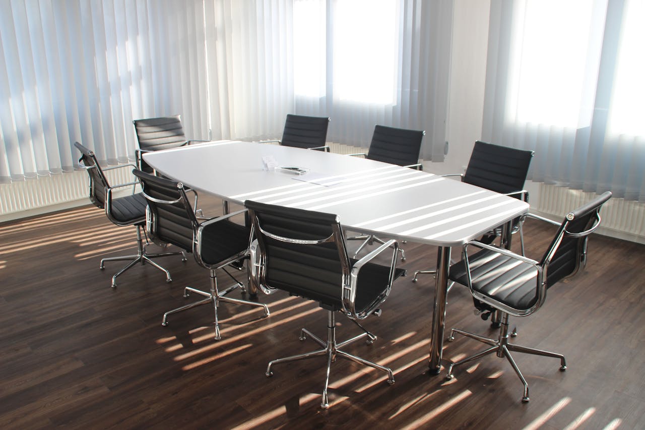 Konferenztisch, gereinigt durch Büroreinigungsfirma Berlin